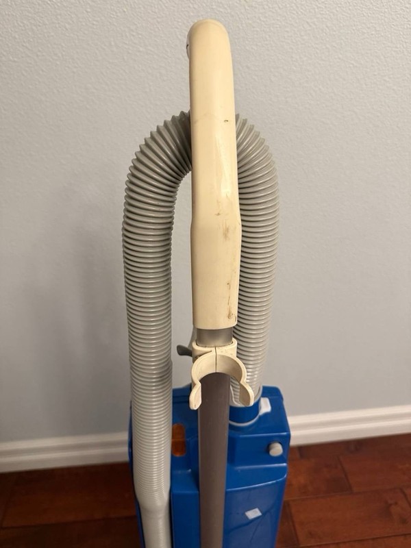 Windsor Versamatic VSE 2-3 Commercial Upright Vacuum – Heavy Duty gallery