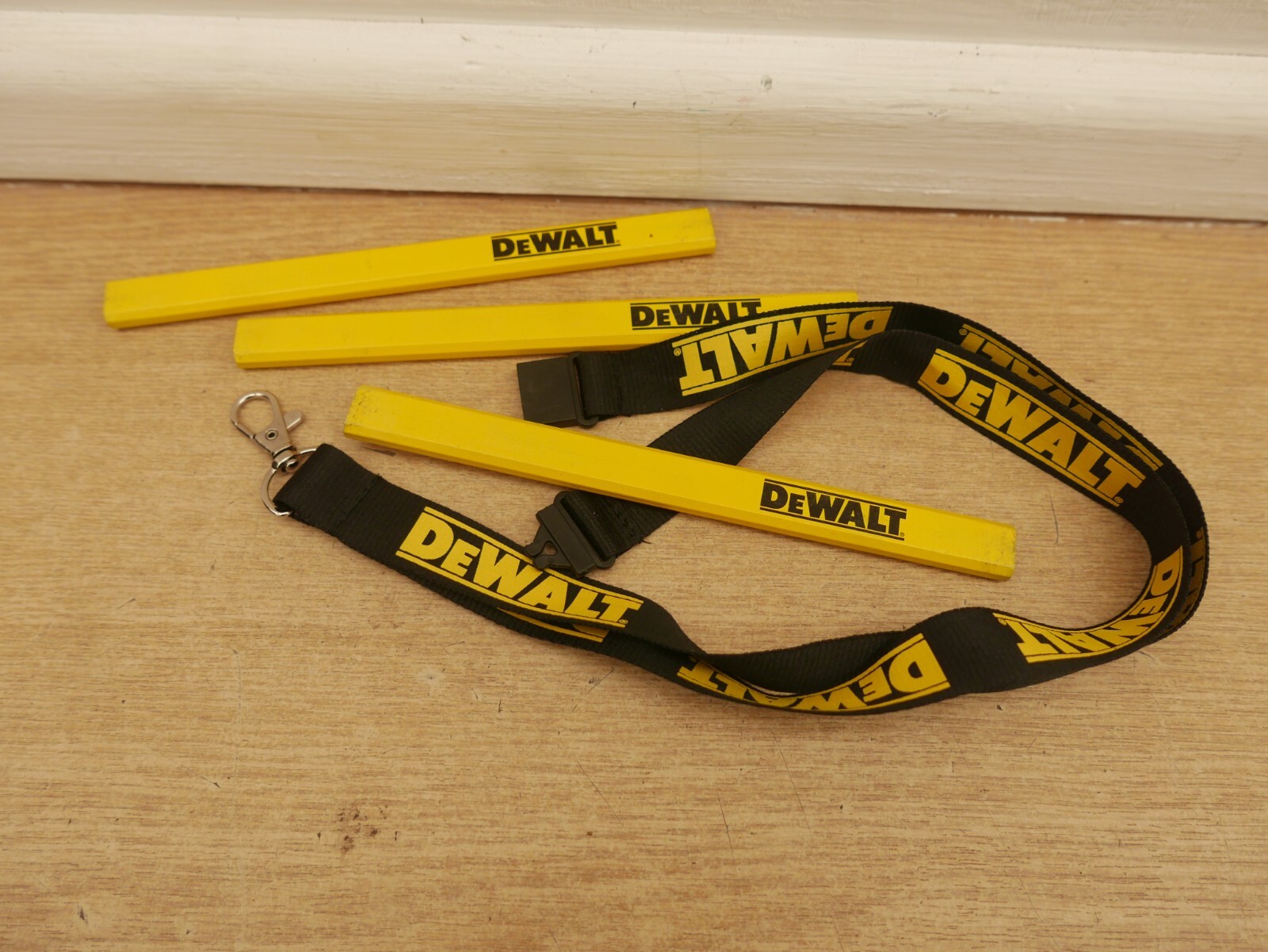 3 x DeWALT LOGO CARPENTRY PENCILS MEDIUM + LANYARD gallery