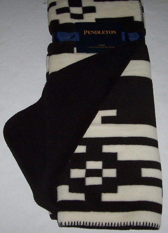 NWT Pendleton BLACK/IVORY Sierra GEOMETRIC Berber Fleece Throw Blanket 50" x 70" gallery