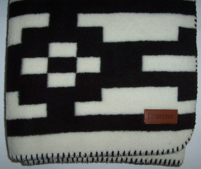 NWT Pendleton BLACK/IVORY Sierra GEOMETRIC Berber Fleece Throw Blanket 50" x 70" gallery