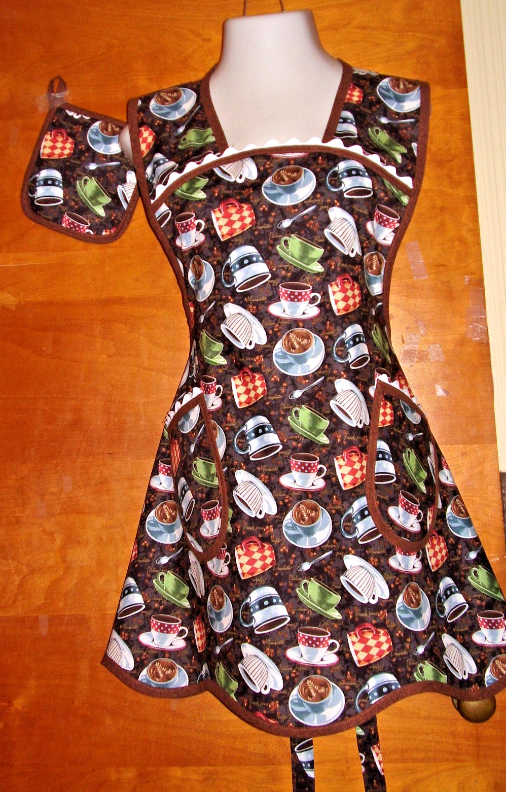 HANDMADE BIB APRON - PLUS SZ - COFFEE CUPS - CAFE AU LAIT - VINTAGE - RETRO gallery