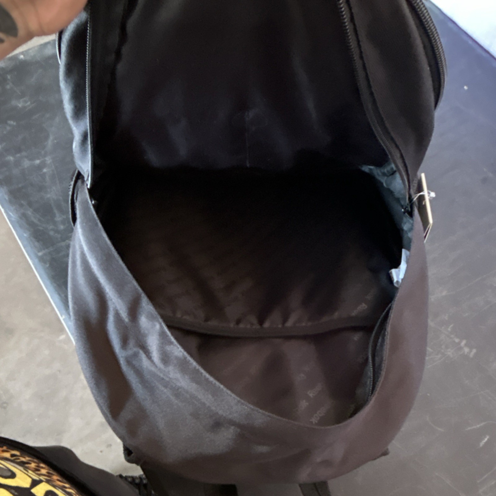 Reebok Black Backpack Zip Closure Padded Straps Mesh Pockets Logo 4