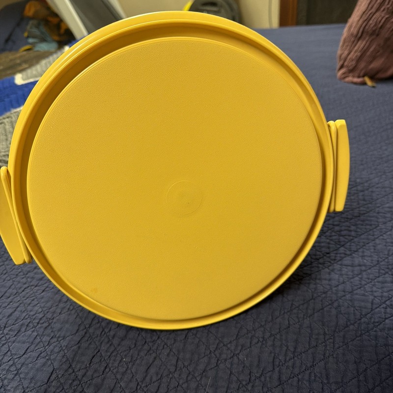 Vintage Tupperware Round Cake Taker Carrier 683-5 624-24 Yellow Handle 10 Inch gallery