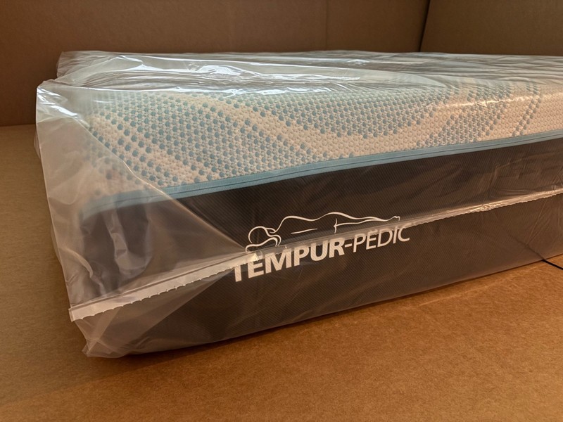 Tempurpedic Luxe Breeze Medium Hybrid 2.0 Queen Mattress 2025 LuxeBreeze NEW! gallery