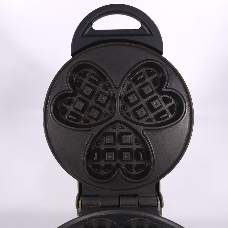 Villaware Model 2006 Silver Ribbed Petite Heart Shaped Belgium Waffle Maker gallery