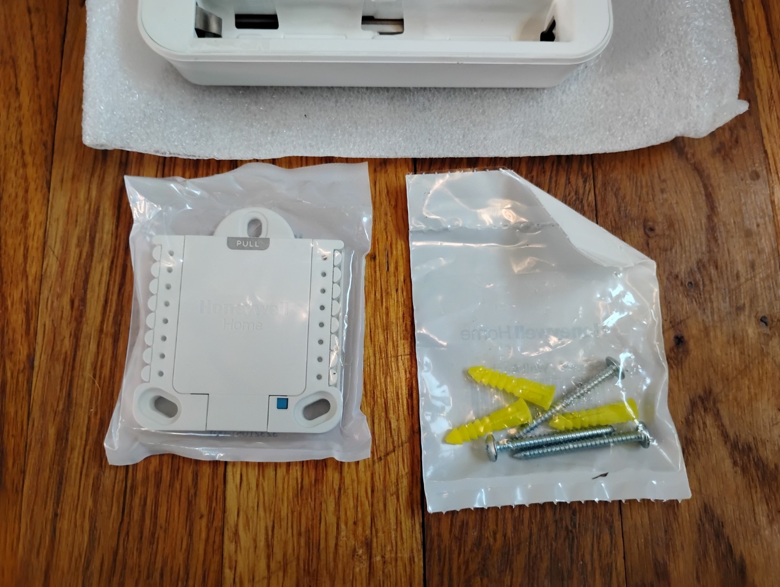 Honeywell T2 Non-Programmable Thermostat RTH5160D gallery