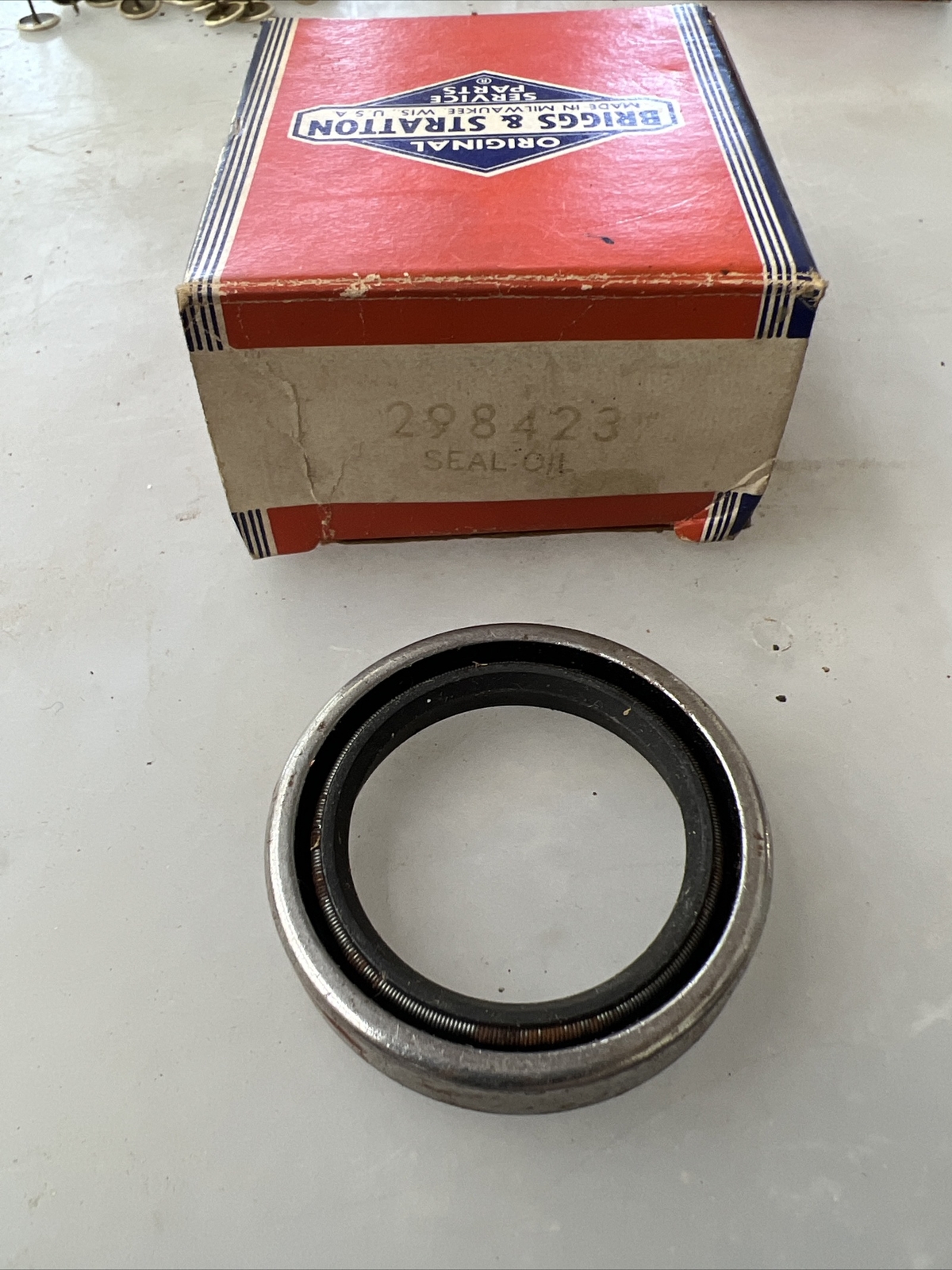 ONE NEW Genuine Briggs & Stratton Oil Seal 298423 Original NOS gallery