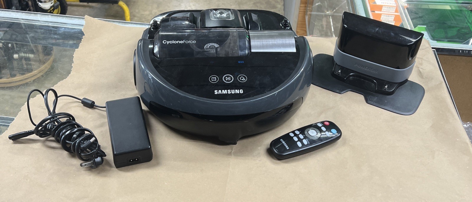 Samsung Cyclone Force POWERbot Robotic Vacuum SR1AM7040WG w/ Charger Parts gallery