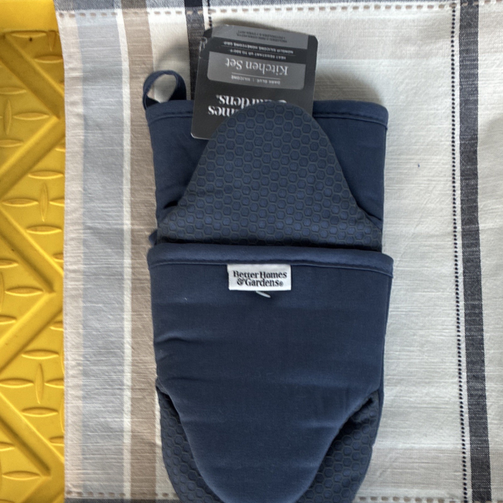 Better Homes & Gardens Heat Resistant Non-Slip Silicone Mitt & Potholder Set gallery