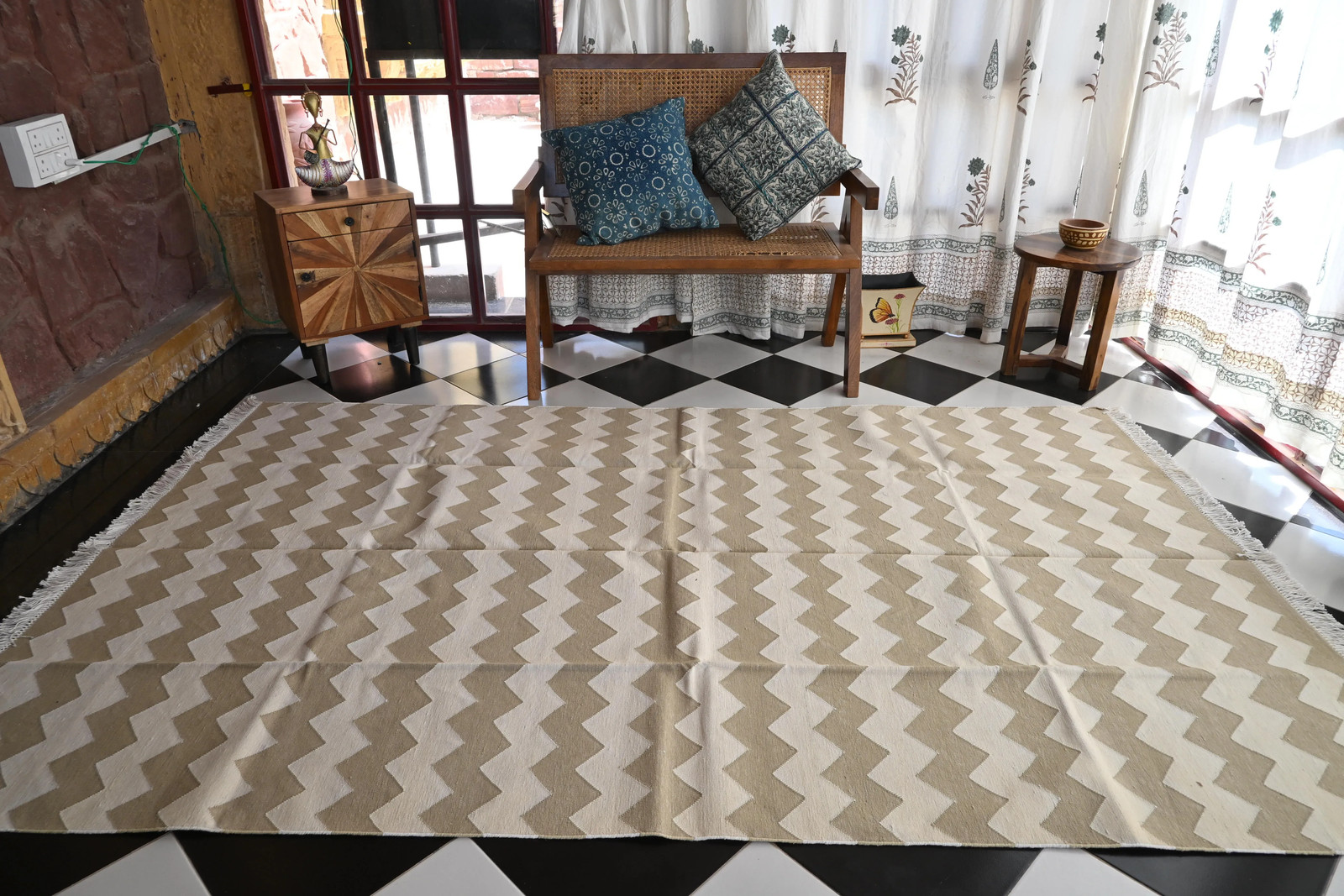 Rugmoda Cotton Beige & Ivory Zigzag 5x8ft Living Room Area Rug, Handmade Dhurrie gallery