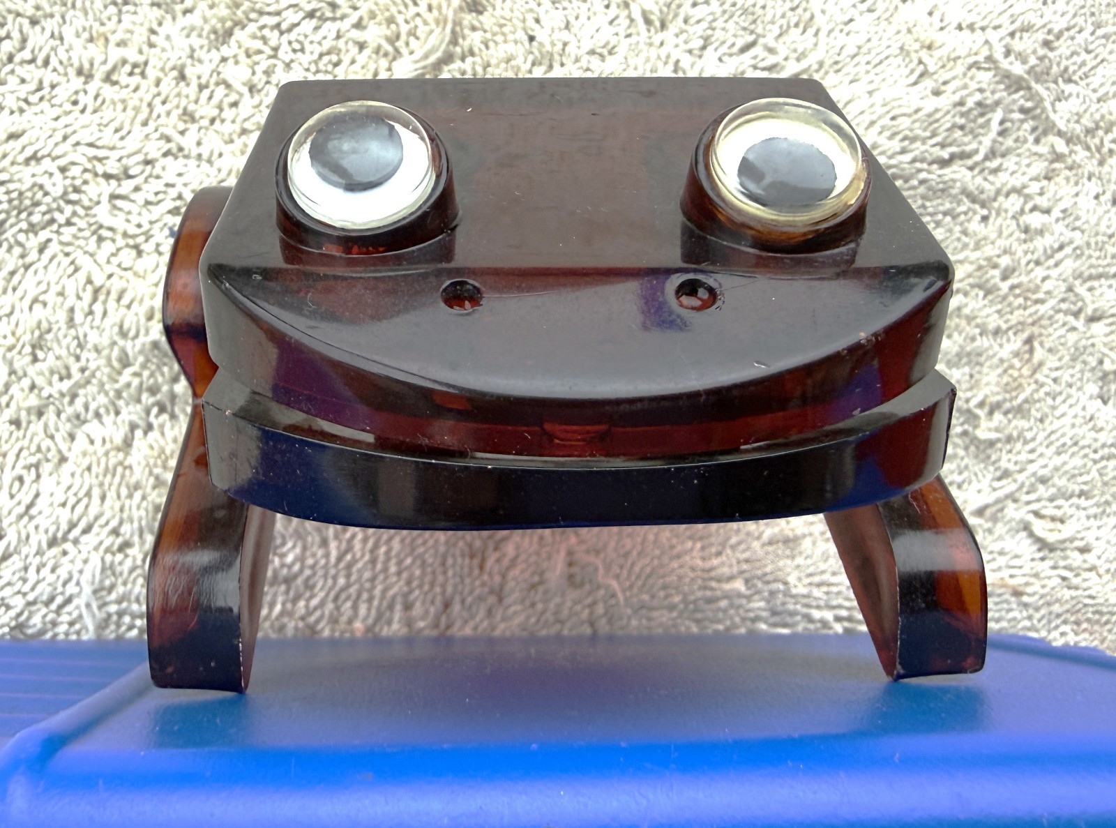 NO 9079 PLASTIC FROG PAPER/NOTE HOLDER - HONG KONG - 2 IN TALL X 3-18 IN WIDE gallery
