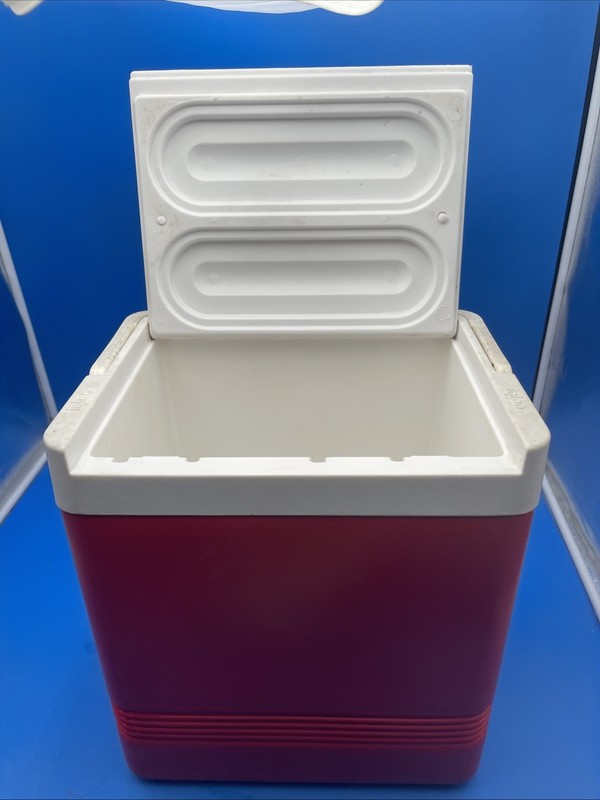 Igloo 43360 Stackable Red 24 Can Legend Cooler 17 qt. gallery