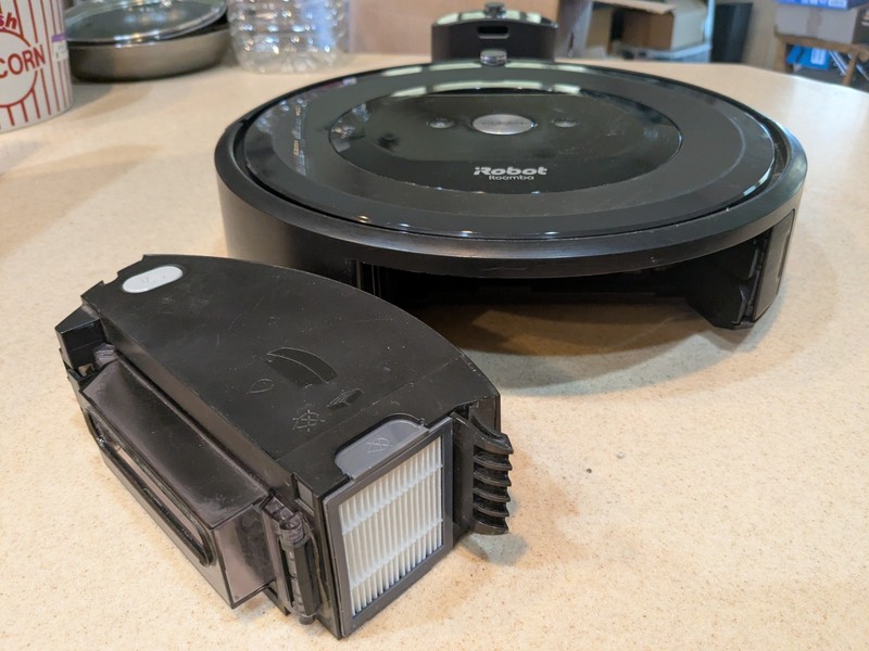 iRobot Roomba E5 Robot Vacuum /charging base , Wi-Fi Connected gallery