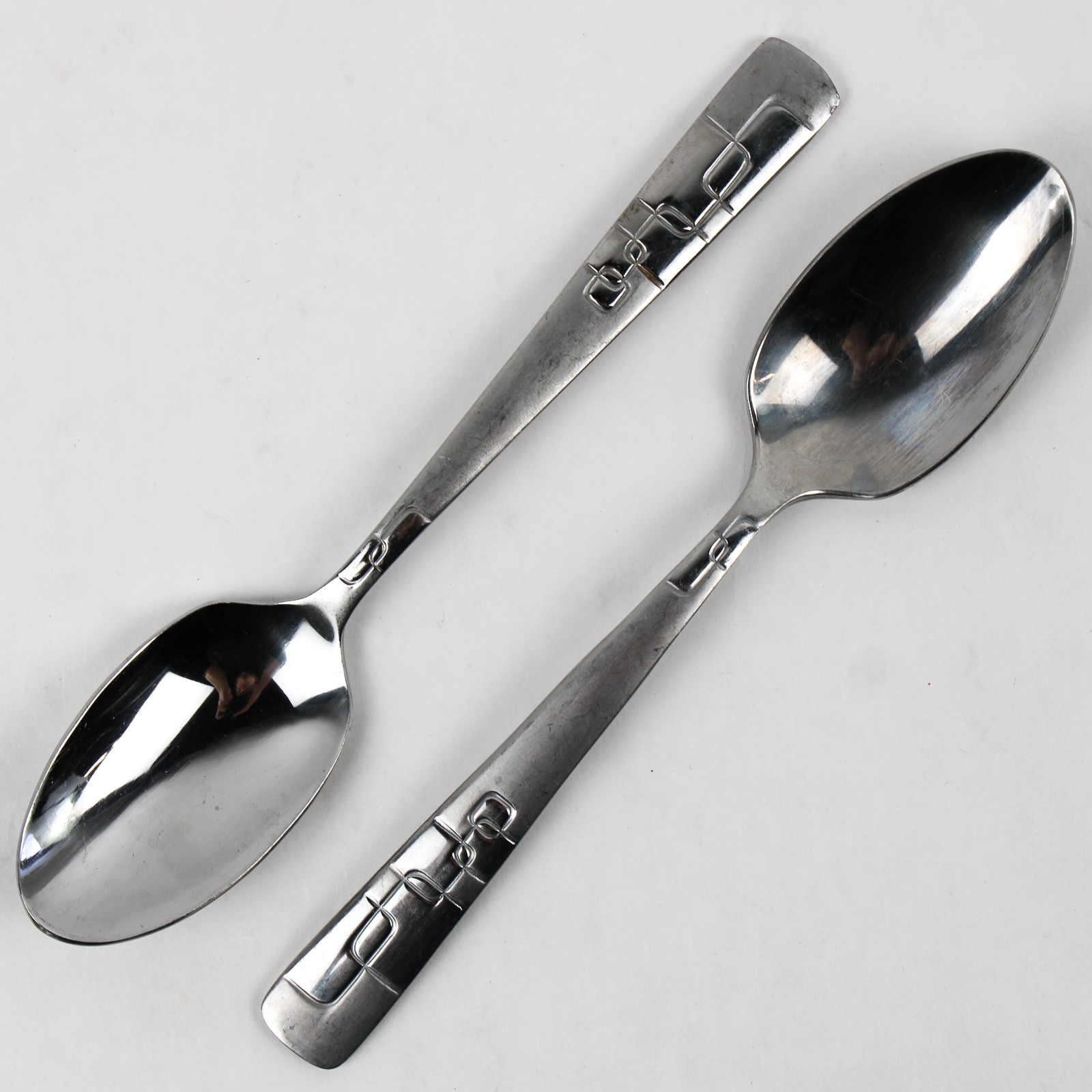 A Set of 4 Oneida Quadratic Pattern Oval Soup Spoons Glossy Frosted 7 Inches gallery