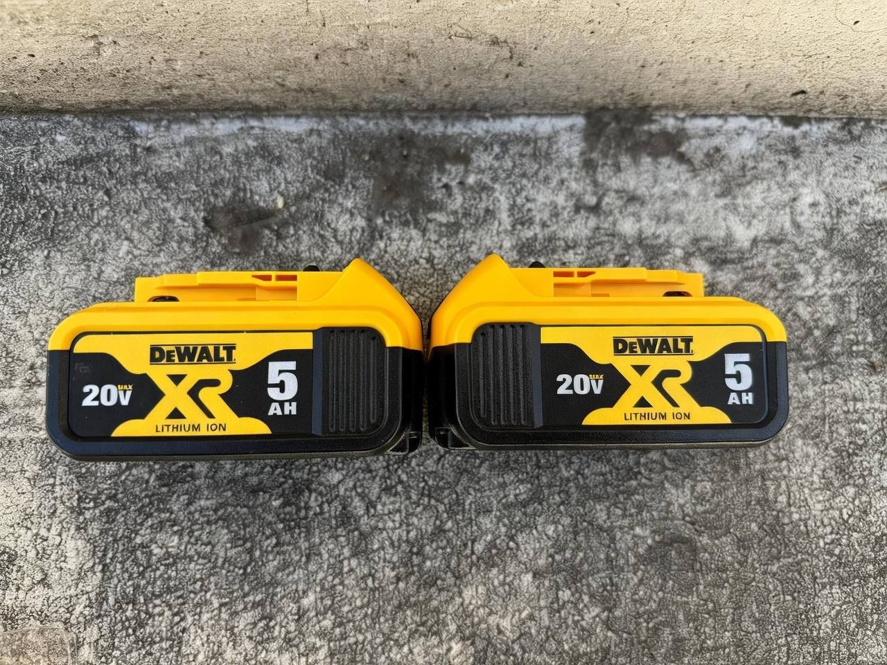 2-Pack DeWALT DCB205 20v 5ah Max XR Lithium Ion Power Tool Battery - Open Box gallery