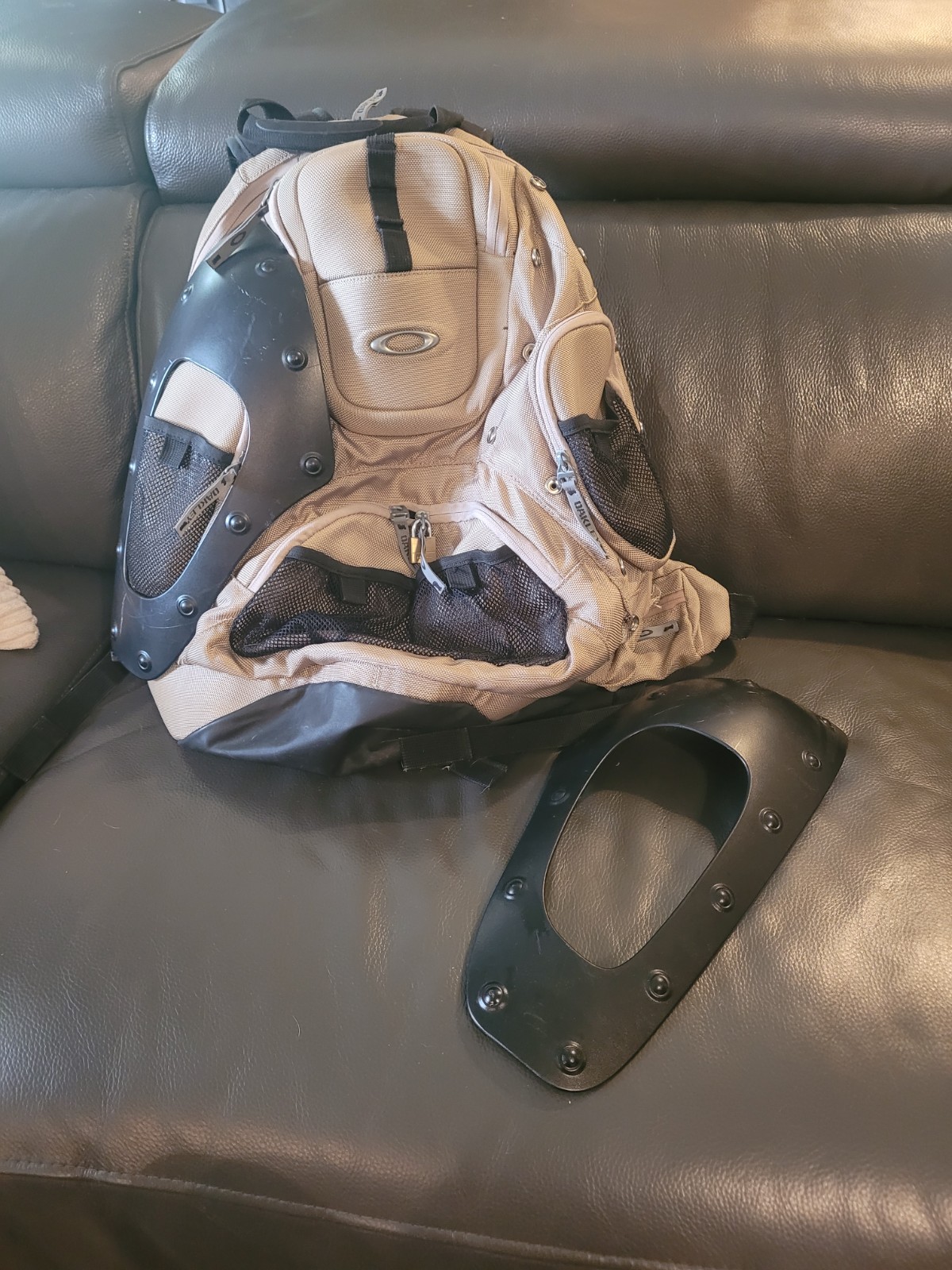 Oakley Icon Backpack Brown/Black Hard Shell *Rare*  4