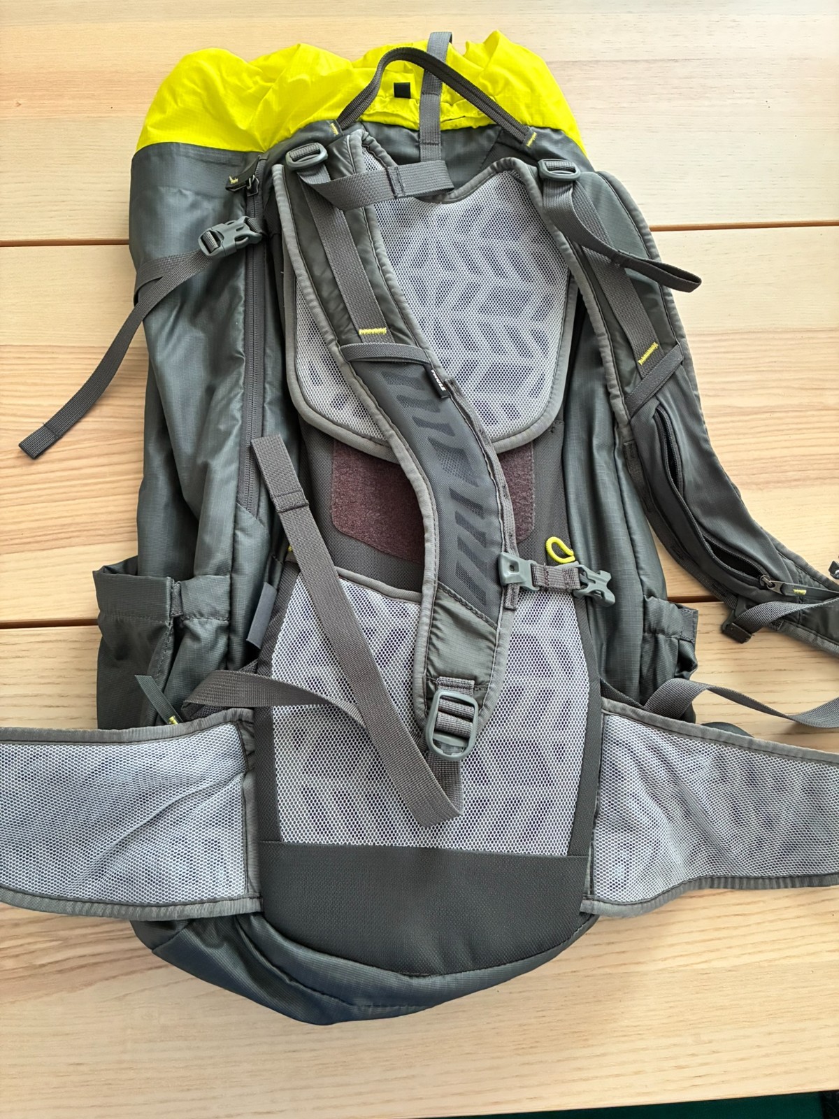 Thule 35L Stir Backpacking Pack with Rain Cover 2