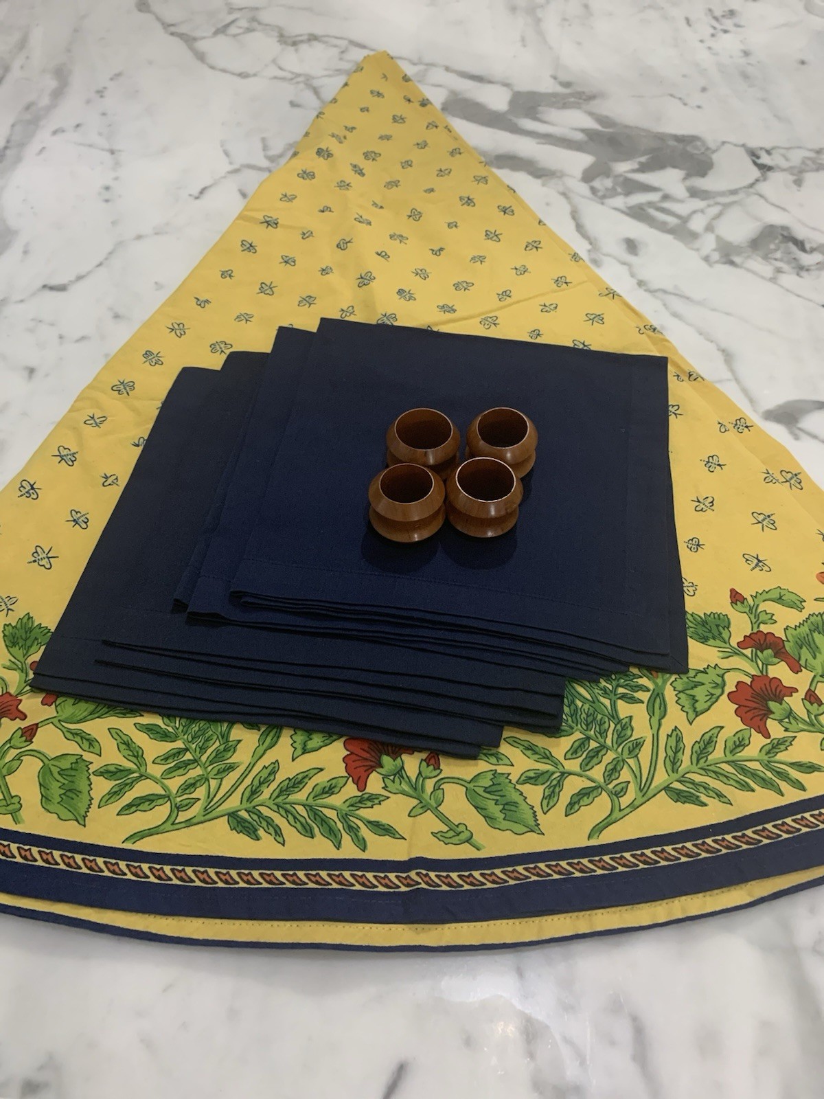 Williams Sonoma 68” Round Yellow Tablecloth w 4 Wood Napkin Rings + 4 Napkins gallery