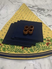Williams Sonoma 68” Round Yellow Tablecloth w 4 Wood Napkin Rings + 4 Napkins