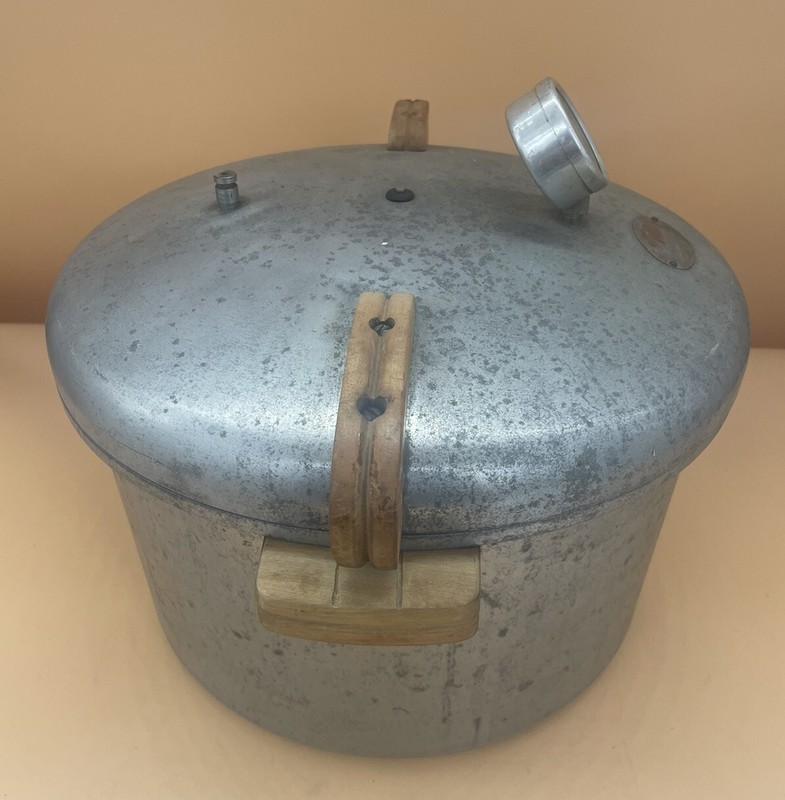 National No. 7 Pressure Cooker. Untested, For Parts Or Repair. See Photos gallery