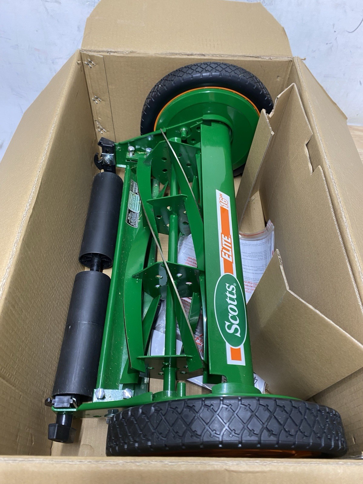 Scotts Scott's 16 in. Manual Walk Behind Push Reel Lawn Mower gallery