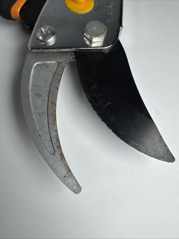 Fiskars 5/8 in. Cut Capacity 9 in. Classic Bypass Pruning Shears CB0515 Locking gallery