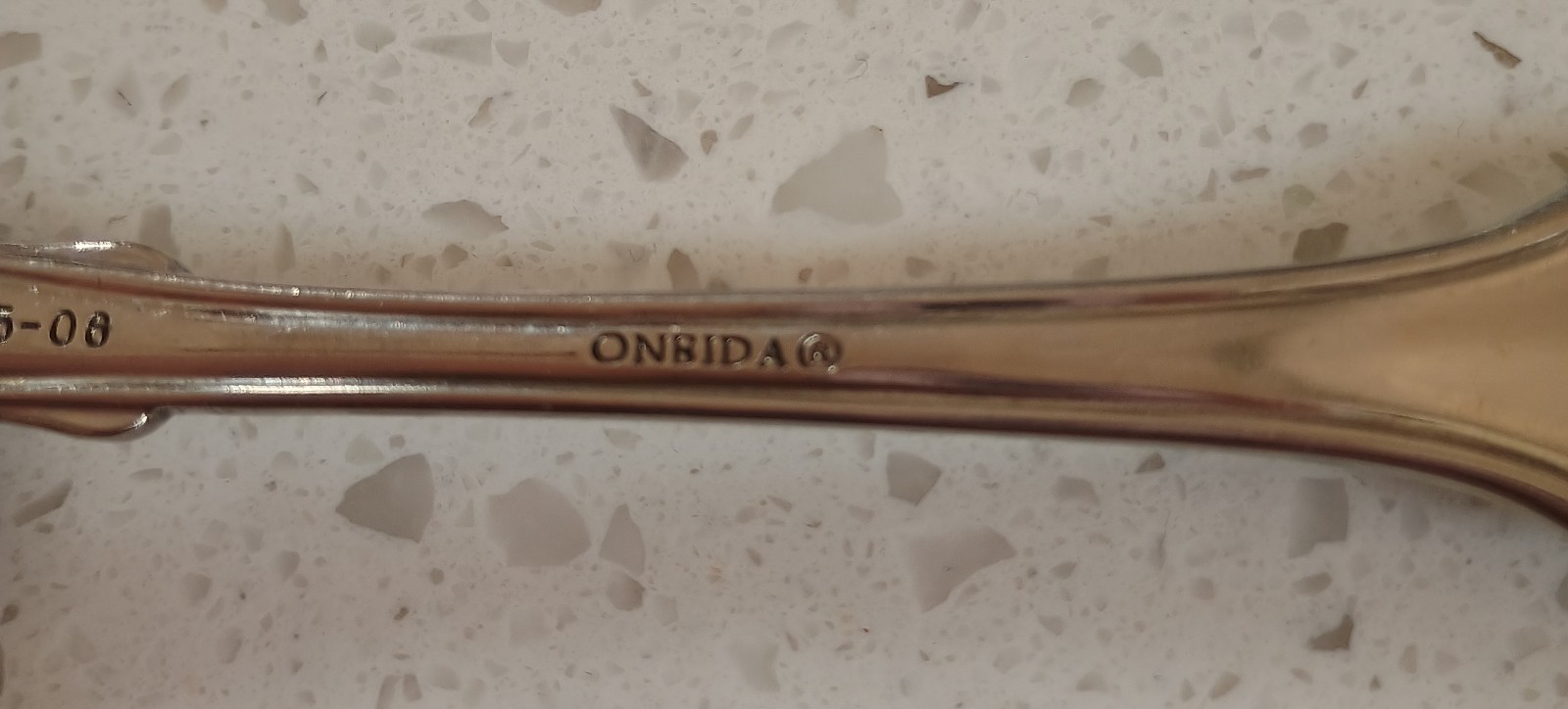 Oneida Classic Shell Stainless Flatware 5 pc place setting Cube, R, 18/10 gallery