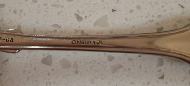 Oneida Classic Shell Stainless Flatware 5 pc place setting Cube, R, 18/10 gallery
