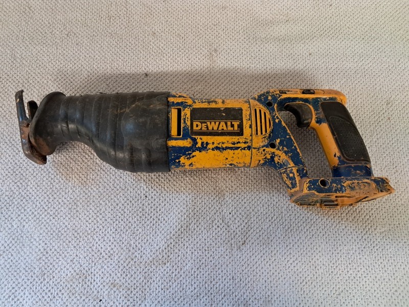 Dewalt DW938 Type 3 18V Reciprocating Saw and 2 Dewalt DC9096 Battery Packs gallery