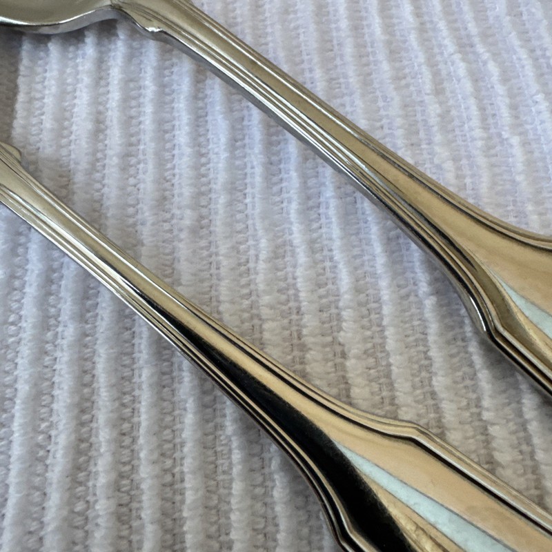 2 TWO Oneida CLASSIC SHELL Teaspoons 6" Stainless Flatware Silverware Cube Mark gallery