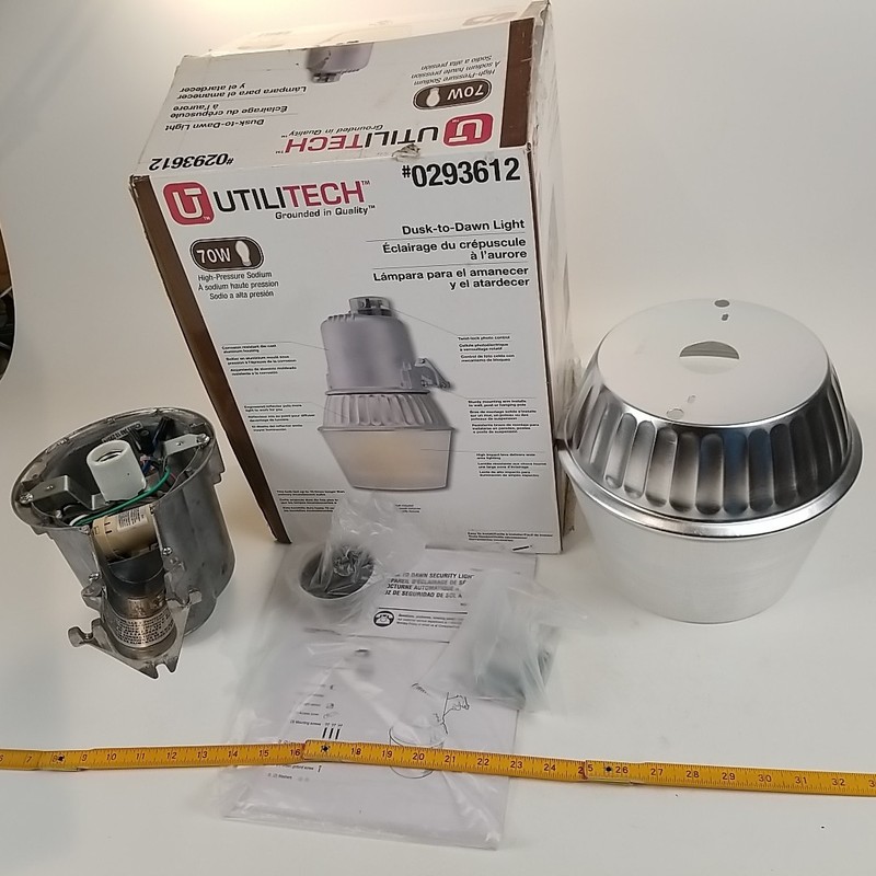Utilitech Dusk 2 Dawn Non Motion Security Light 70 Watt High pressure 0293612 gallery