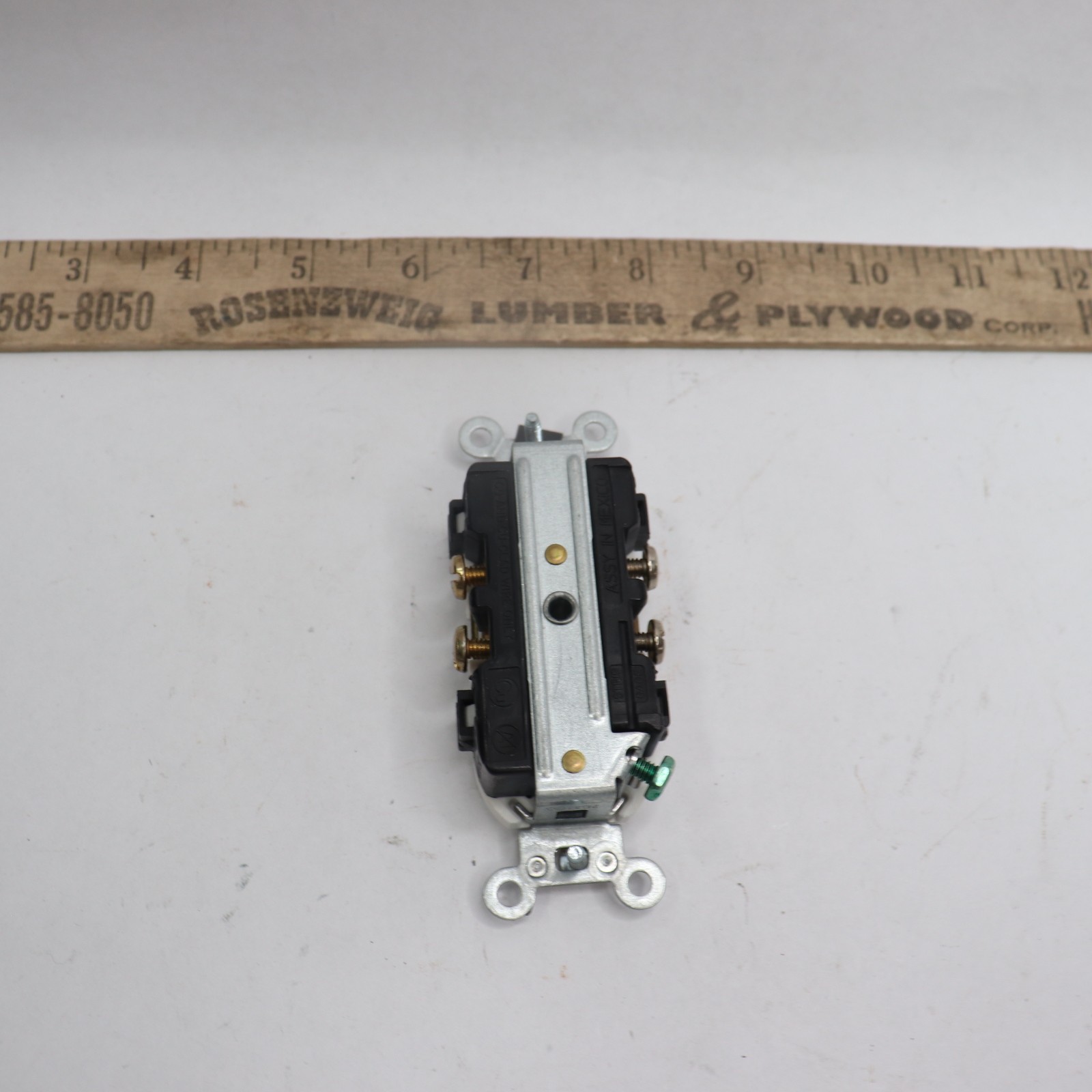 Straight Blade Tamper Resistant Duplex Receptacle 3-Wire 2P 15A 125V gallery