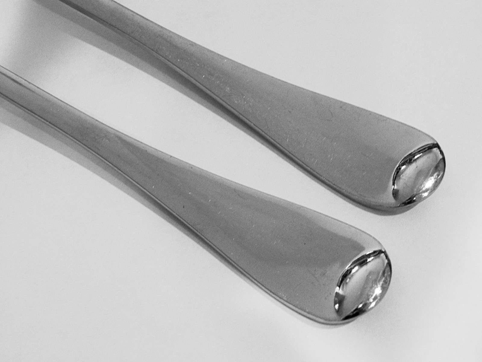 Two ONEIDA ISLET Glossy 18/10 Stainless 8-1/4" DINNER FORKS Made in USA gallery