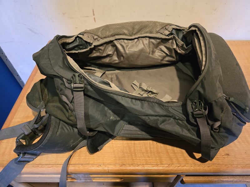 Thule Landmark 70 Hiking Backpack with Rain Cover 4