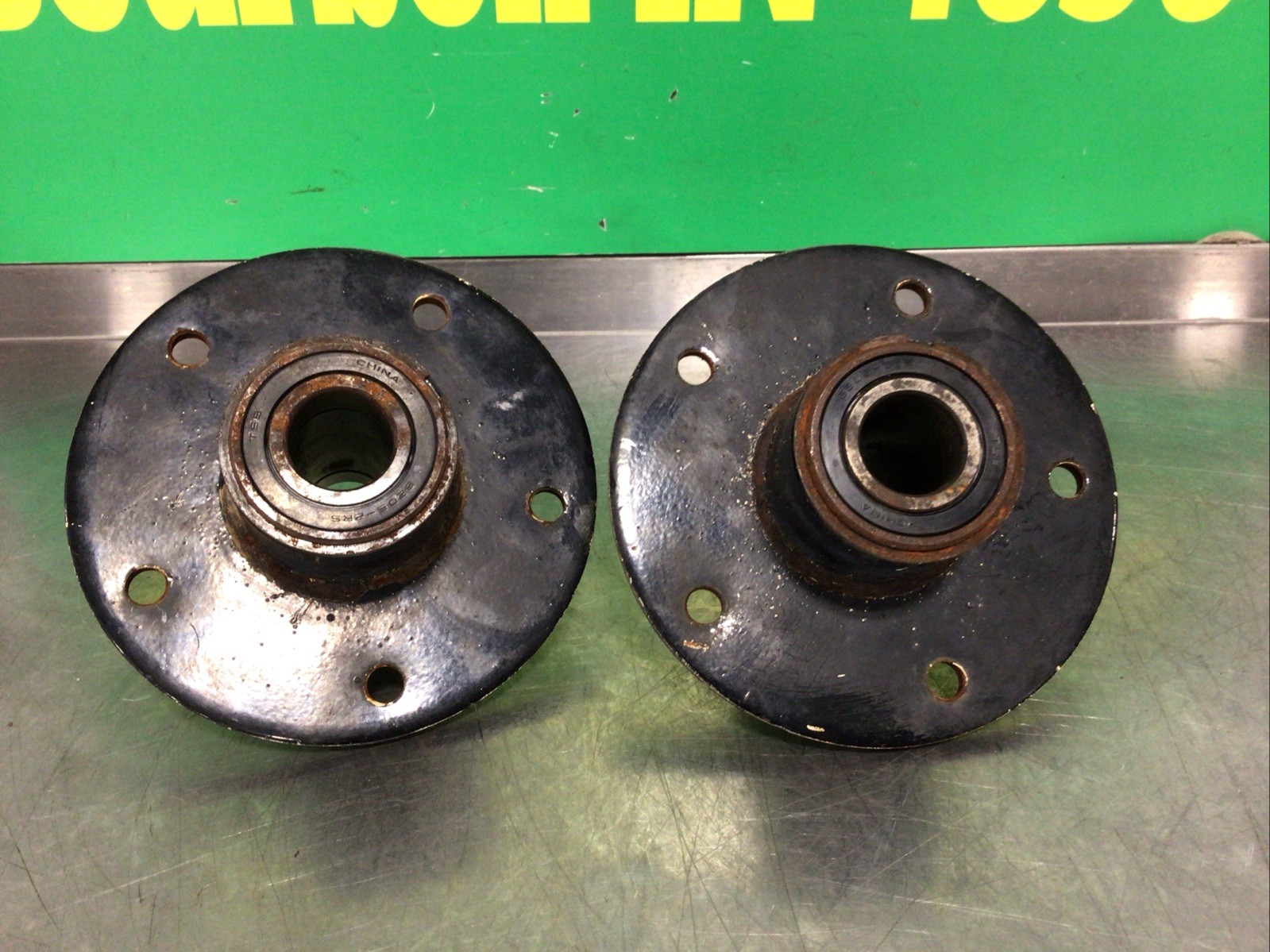 1 John Deere Turf Gator Front Hub AM133641 V3-9 gallery