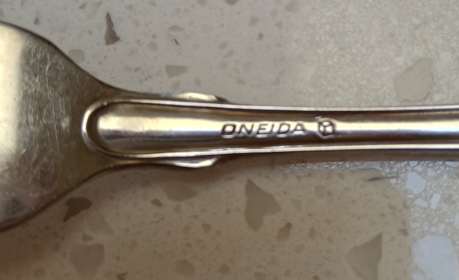 Oneida Classic Shell Stainless Flatware 5 pc place setting Cube, R, 18/10 gallery