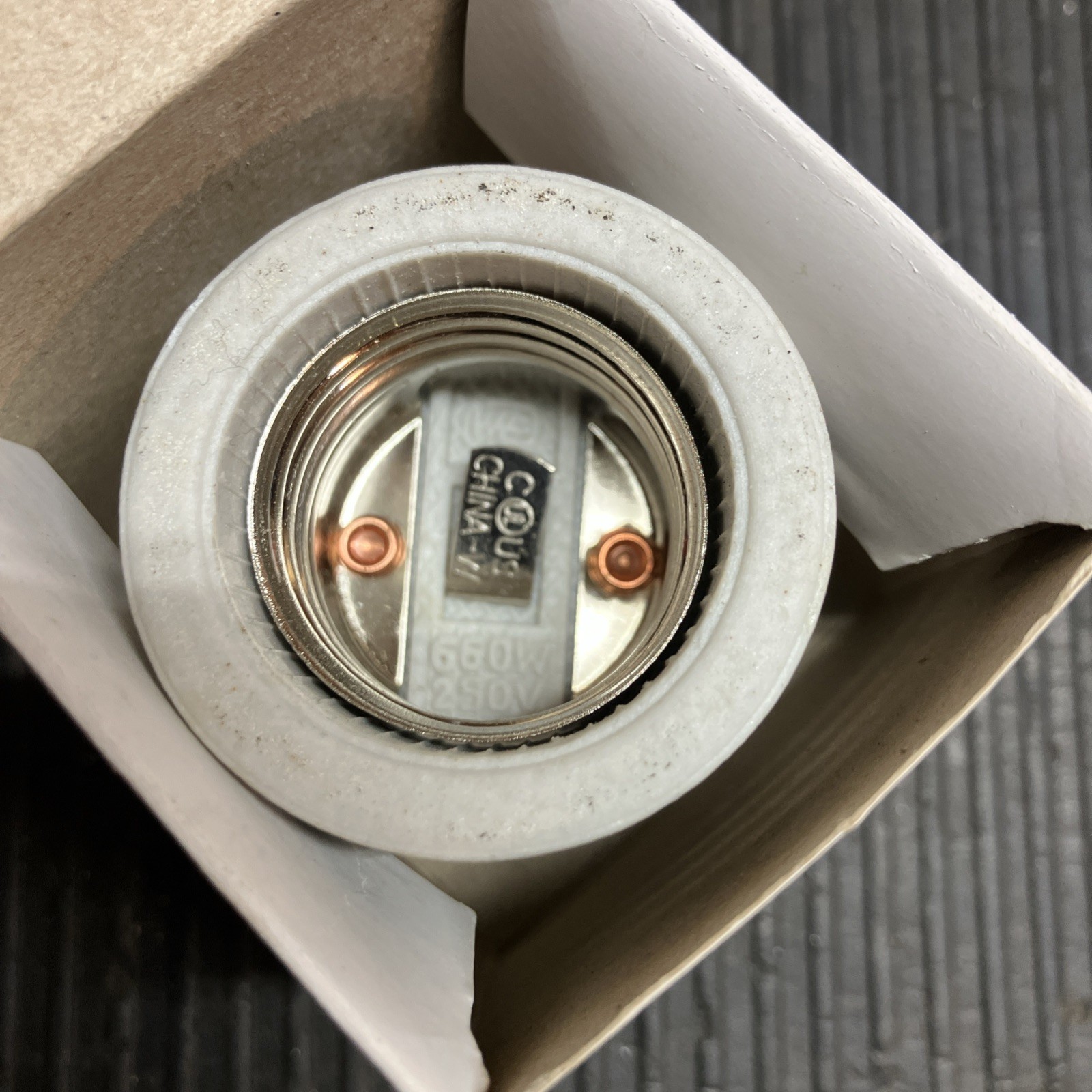 Porcelain E39 To E26 Light Socket Adapter 660 W / 250V Max gallery