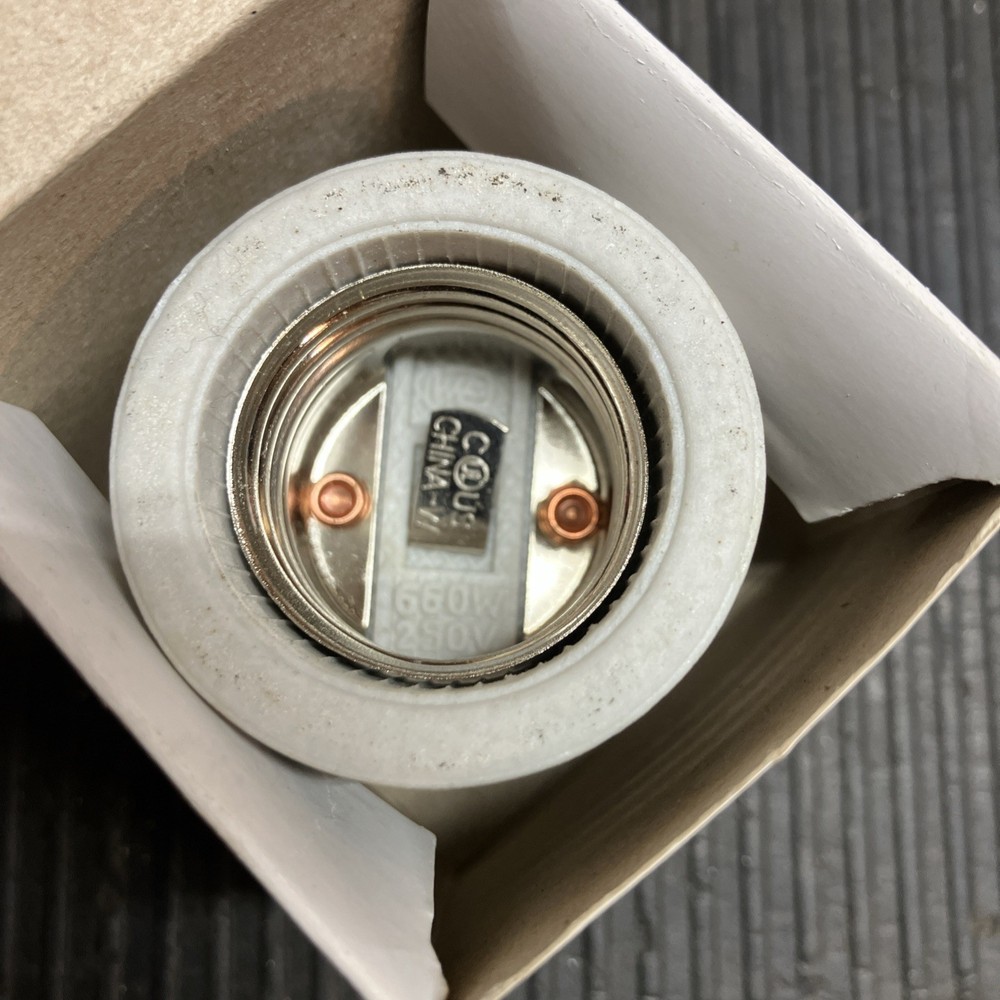 Porcelain E39 To E26 Light Socket Adapter 660 W / 250V Max