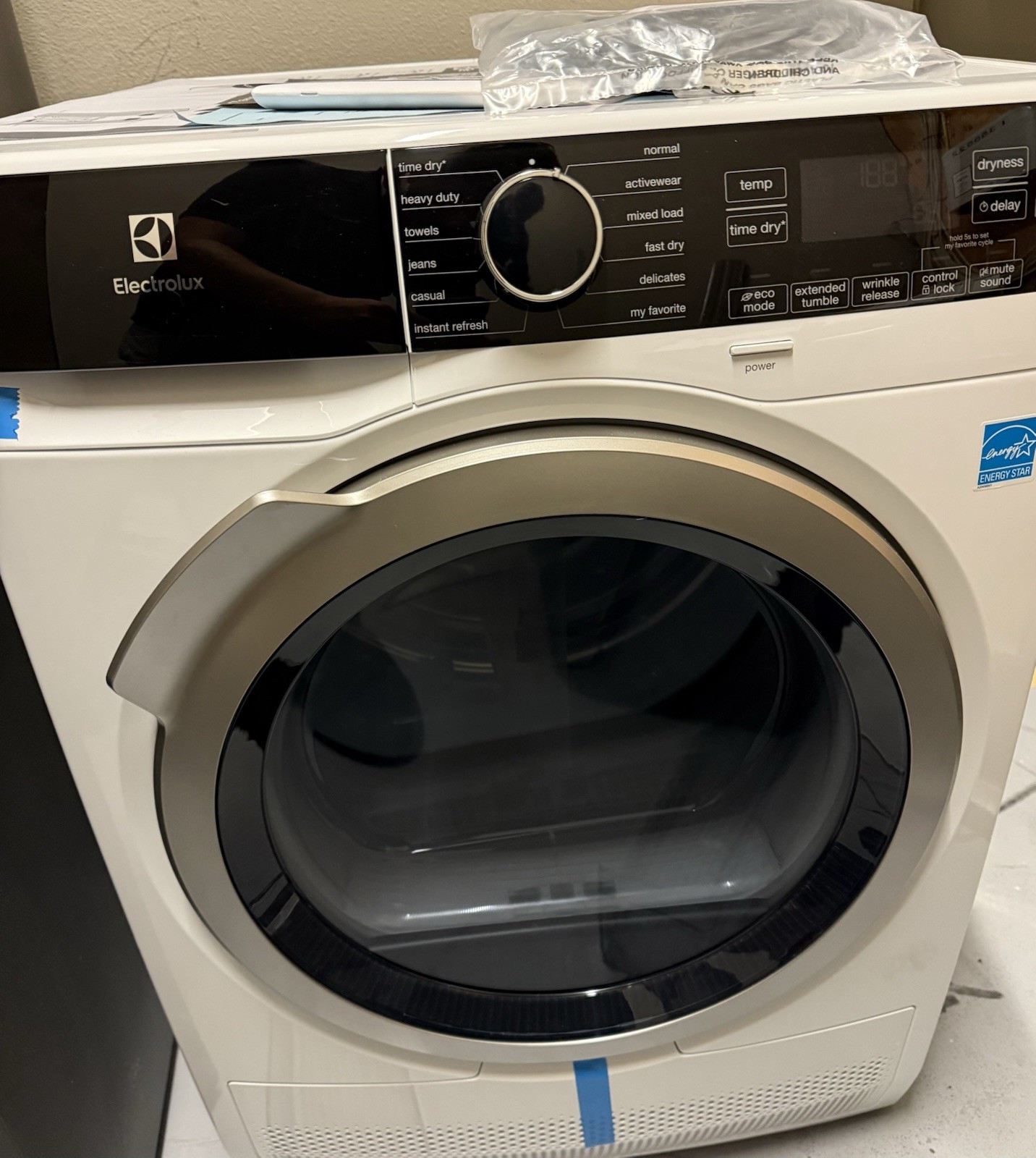 Electrolux ELFE4222AW 24 Inch Electric Ventless Dyer 9122 gallery