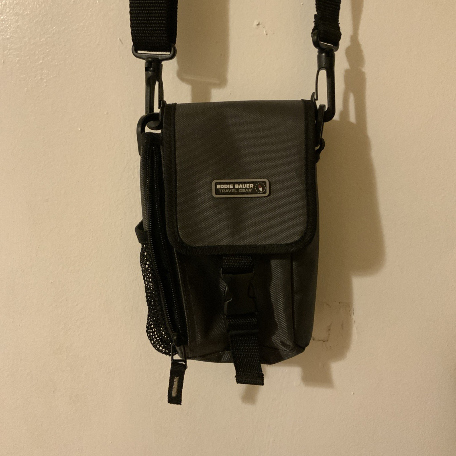 totes drawstring waterbottle holder with pockets 2