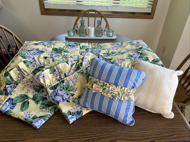 Longaberger Comforter 2 Shams 2 Pillows & Garter Lilac Rose Full Size Reversible gallery