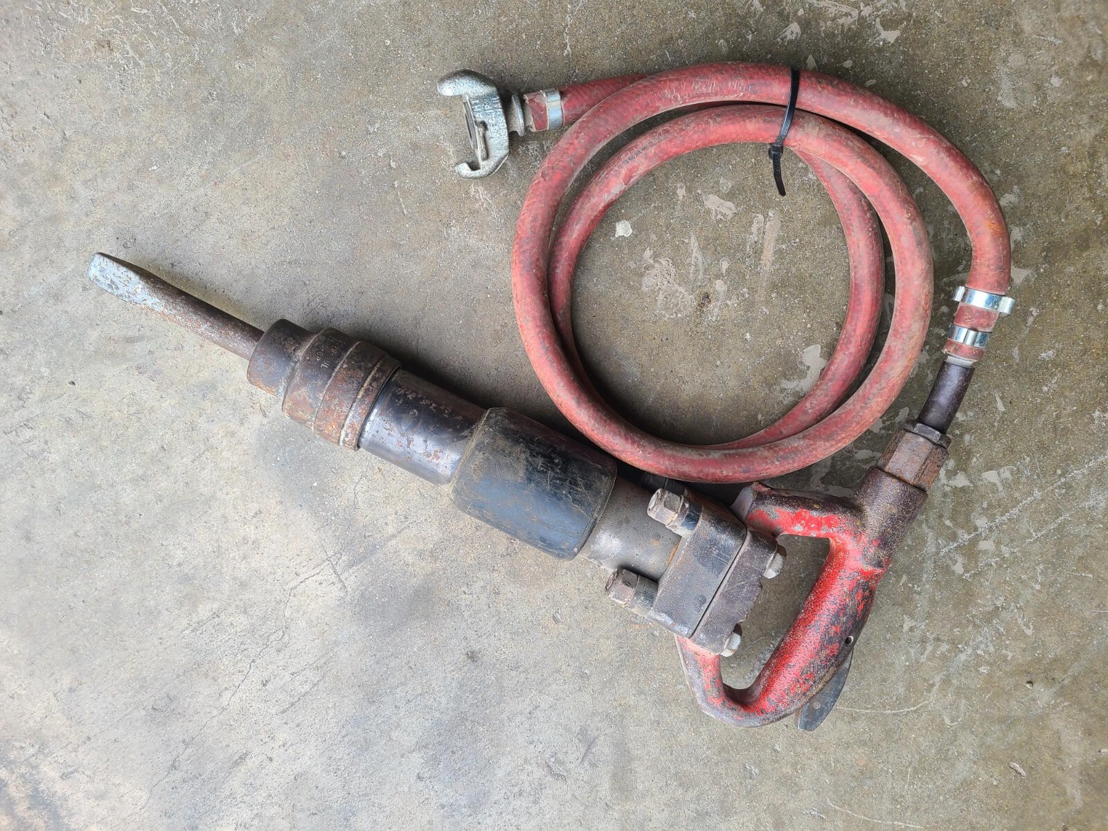 19lb Chicago Pneumatic CP 4130-4 D-Handle Chipping Hammer gallery