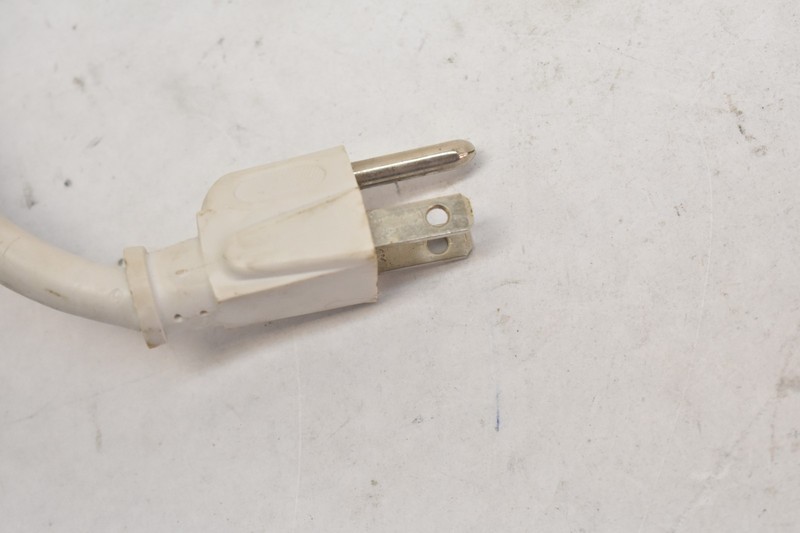 Staples White Power Strip Distribution Type 3 Model 24498 15A 125Vac 50/60 Hz gallery