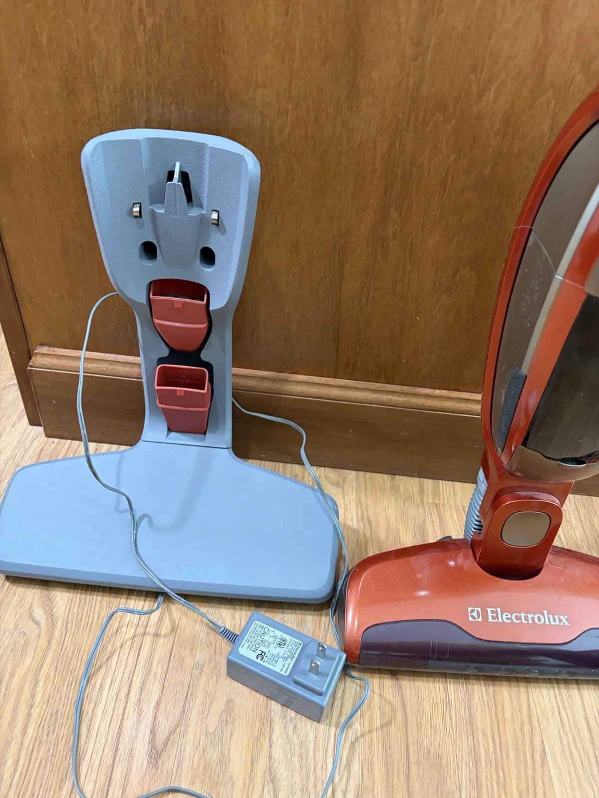 ELECTROLUX ERGORAPIDO 2-IN-1 CORDLESS VACUUM CLEANER ORANGE WITH CHARGER EL1030 gallery