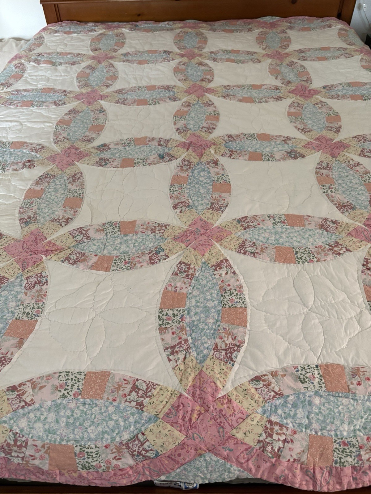 Better Homes & Gardens RN# 59757 Double Wedding Ring Patchwork Quilt 69” x 83” gallery
