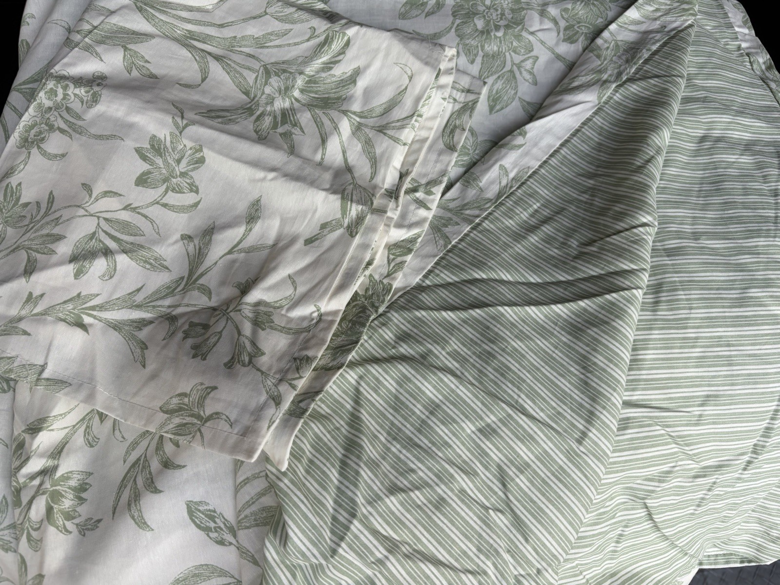 Queen Reversible Green/White Floral Stripe Duvet Cover Set, 3pc, Button Closure gallery