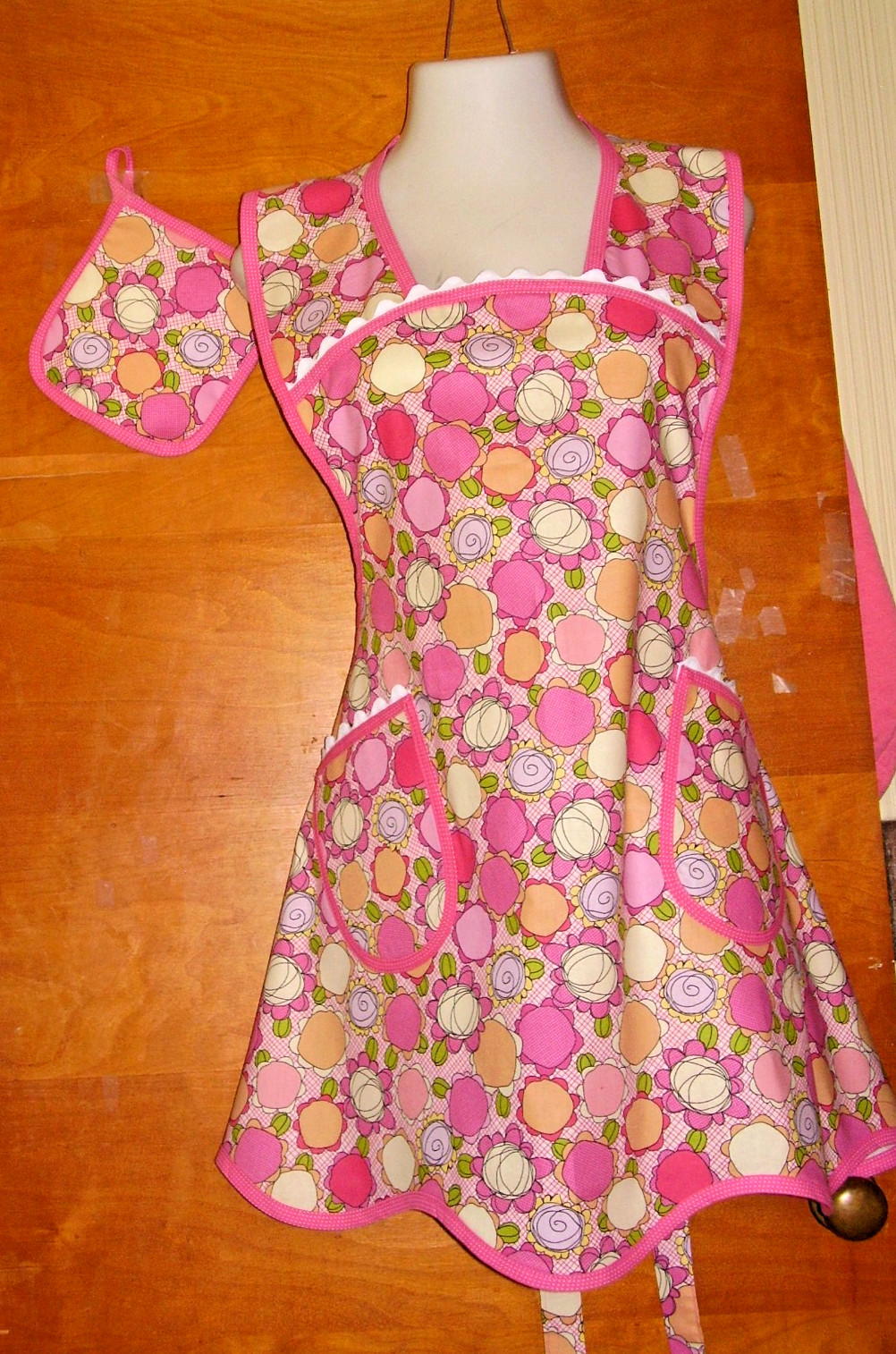 HANDMADE BIB APRON - PLUS SZ - FLORAL w DOTS + GIANT RICK RACK - VINTAGE - RETRO gallery