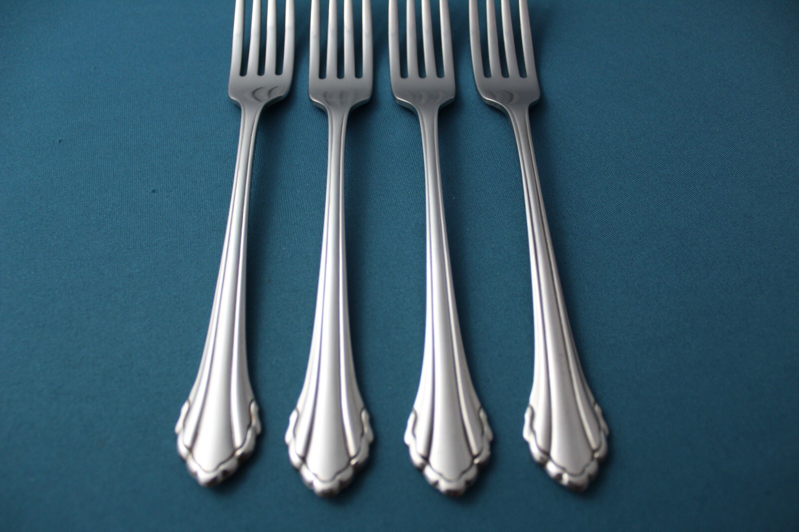 Oneida Community CLARETTE Dinner Forks (Set of 4) Stainless 7 3/4" gallery
