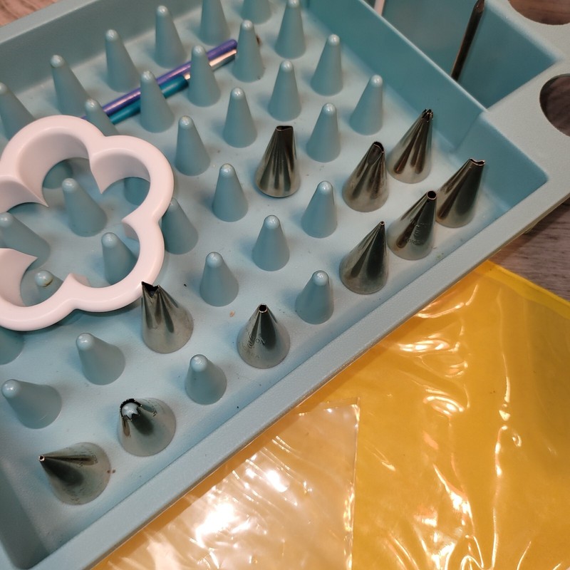 Wilton Cake Decorating Tool Caddy Case 2109-859 with tips and other supplies gallery
