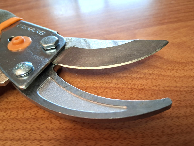 Fiskars 5/8" Cut Capacity Soft Grip Classic Bypass Pruning Shears 9" EA0619 gallery